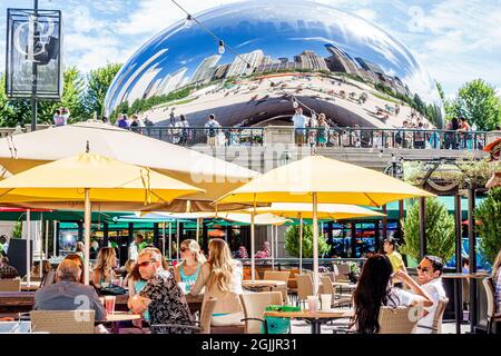 Chicago Illinois, Millennium Park, Park Grill, ristorante che serve tavoli all'aperto con ombrelloni, Cloud Gate l'artista dei fagioli Anish Kapoor Reflection Foto Stock