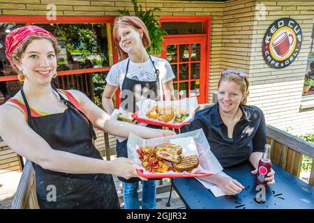 Indiana Chesterton, Red Cup Cafe & Deli, ristorante cibo pranzo sandwich pranzo, donna teen cameriera dipendente server al fresco all'esterno Foto Stock