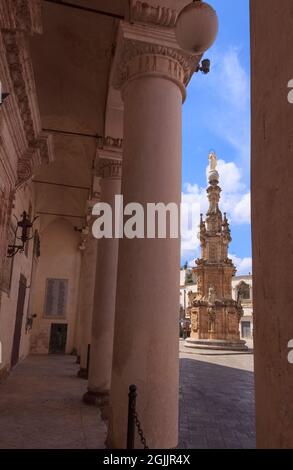 Vista sul centro storico di Nardò in Puglia: Piazza Salandra. Al centro della piazza si trova l'Immacolata Steeple. Foto Stock