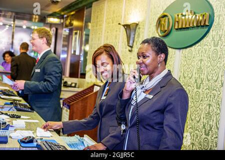 Cincinnati Ohio,Hilton Netherland Plaza hotel,manager employee Black female women reservationist,desk check-in reception prenotazioni registrazione Foto Stock