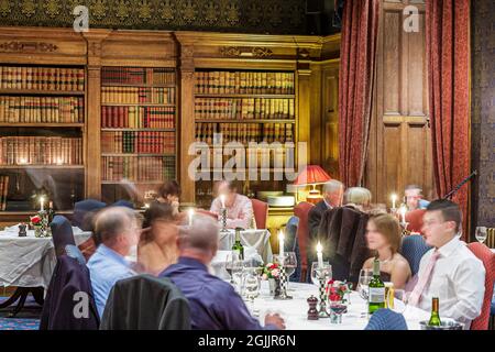 UK England Matfen Hall Hotel & Golf Estate, Great Hall Dinner, The Library & Print Room, ristorante uomini da pranzo donne famiglie coppie all'interno Foto Stock