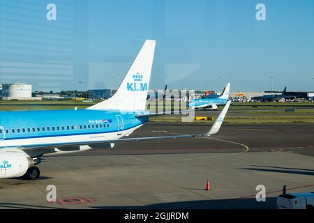 Amsterdam, Paesi Bassi - 17 luglio 2021: KLM Plains all'aeroporto di Schiphol. Foto Stock