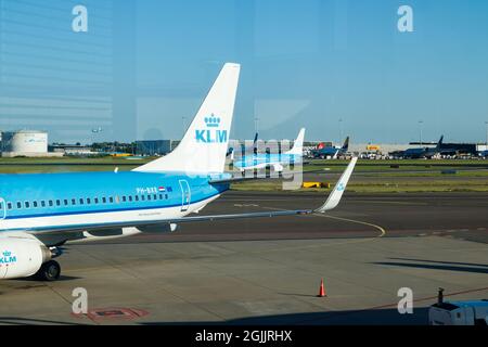 Amsterdam, Paesi Bassi - 17 luglio 2021: KLM Plains all'aeroporto di Schiphol. Foto Stock