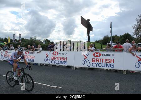 GATESHEAD, REGNO UNITO. 10 SETTEMBRE Un singolo pilota passa l'Angelo del Nord durante la fase 6 del Tour AJ Bell della Gran Bretagna a Gateshead venerdì 10 settembre 2021. (Credit: Will Matthews | MI News) Credit: MI News & Sport /Alamy Live News Foto Stock