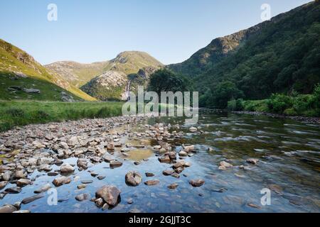 Glen Nevis e una cascata di Steall. Lochaber, Scozia, Regno Unito. Foto Stock