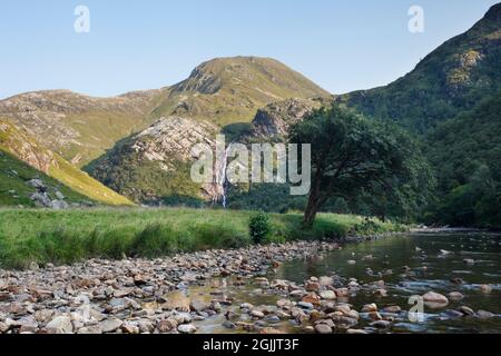 Glen Nevis e una cascata di Steall. Lochaber, Scozia, Regno Unito. Foto Stock