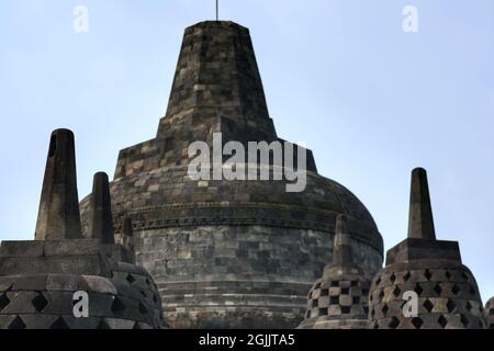 Interno dell'antico tempio Borobudur terrazza superiore stupa con chiaro sfondo blu cielo. Nessuna gente. Popolare meta turistica e di pellegrinaggio. Foto Stock