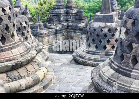 Interno dell'antico tempio di Borobudur con stupa sulla terrazza superiore. Popolare meta turistica e buddista di pellegrinaggio. Nessuna gente. Foto Stock