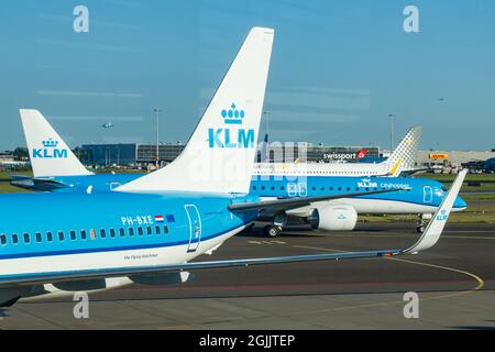 Amsterdam, Paesi Bassi - 17 luglio 2021: KLM Plains all'aeroporto di Schiphol. Foto Stock