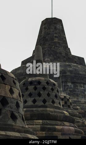 Interno di stupa antico tempio Borobudur sulla terrazza superiore con cielo chiaro sfondo. Nessuna gente. Popolare meta turistica e di pellegrinaggio. Foto Stock