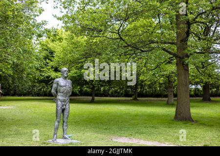 Elisabeth Frink scultura uomo in piedi nel Yorkshire Sculpture Park vicino Wakefield, Regno Unito. Foto Stock