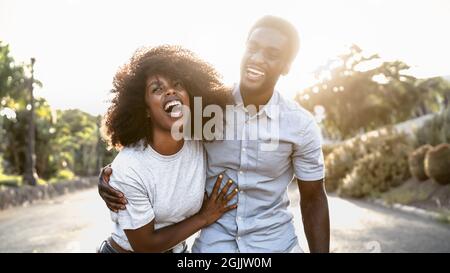 Felice coppia africana che si diverte incontri all'aperto Foto Stock