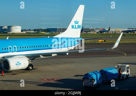 Amsterdam, Paesi Bassi - 17 luglio 2021: KLM Plains all'aeroporto di Schiphol. Foto Stock