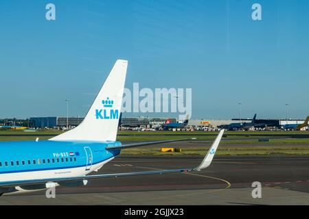 Amsterdam, Paesi Bassi - 17 luglio 2021: KLM Plains all'aeroporto di Schiphol. Foto Stock