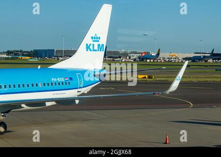 Amsterdam, Paesi Bassi - 17 luglio 2021: KLM Plains all'aeroporto di Schiphol. Foto Stock