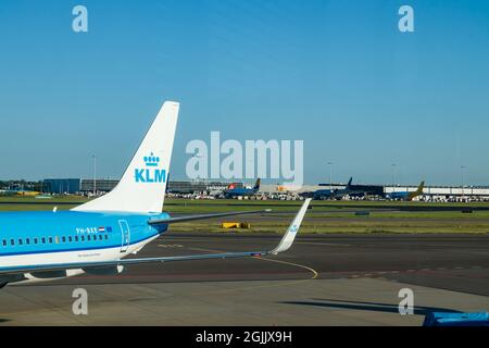 Amsterdam, Paesi Bassi - 17 luglio 2021: KLM Plains all'aeroporto di Schiphol. Foto Stock