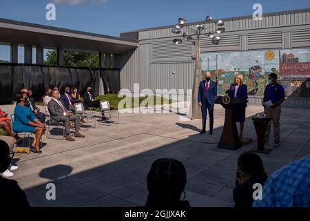 Washington, Stati Uniti. 10 Settembre 2021. First Lady Jill Biden, lungo il presidente degli Stati Uniti Joe Biden, a sinistra, e studente di 8° grado Elijah Poole, a destra, parla al personale a durante la visita Brookland Middle School su come l'amministrazione sta aiutando a mantenere gli studenti al sicuro da Covid-19 in classi a Washington, DC Venerdì, 10 settembre 2021. Foto di Ken Cedeno/Pool/Sipa USA Credit: Sipa USA/Alamy Live News Foto Stock