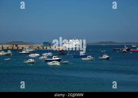 Scillonian III che entra in porto nelle isole di Scilly, Cornovaglia, Regno Unito Foto Stock