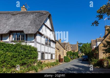 Case in pietra e paglia nel villaggio di Cottswold di Stanton, Gloucestershire, Inghilterra Foto Stock