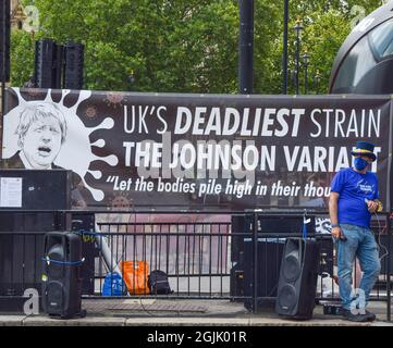 Londra, Regno Unito. 21 luglio 2021. Una manciata di manifestanti anti anti-Tory si sono riuniti in Piazza del Parlamento, chiamando Boris Johnson 'il ceppo più letale del Regno Unito' o 'la variante Johnson'. Foto Stock