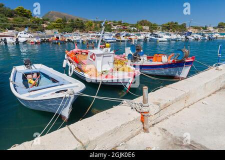 Nel porto di Agios Sostis sono ormeggiate colorate barche da pesca tradizionali. Zante, isola greca nel Mar Ionio Foto Stock