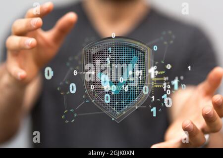 Immagine di concetti e segni di cyberspazio e sicurezza digitale che volano tra le mani umane Foto Stock