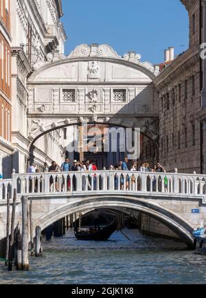 Il Ponte dei Sospiri di Venezia è realizzato in pietra calcarea e passa per il Rio de Palazzo. È stato progettato da Antonio Contino nel 1600. Foto Stock
