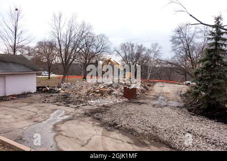 Completare la demolizione e rimuovere i detriti di un palazzo demolito sul North Mississippi River Boulevard. St Paul Minnesota, Stati Uniti Foto Stock