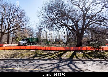 Demolire la proprietà che viene liberata per la ricostruzione sul North Mississippi River Boulevard. St Paul Minnesota, Stati Uniti Foto Stock