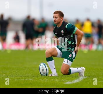 Galway, Irlanda. 10 Settembre 2021. 10 settembre 2021; Galway Greyhound Stadium, Connacht, Galway, Irlanda; Pre-stagione rugby Union, Connacht contro London irish; London Irish Fly Half Paddy Jackson pratica calci durante il warm up credito: Action Plus Sports Images/Alamy Live News Foto Stock