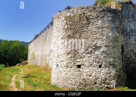 Slovenia: Castello di Tolmin sulla collina di Kozlov Rob. Sul Kozlov Rob l'austriaco costruì un posto di osservazione e diversi posti di armi per difendere l'aereo Tolmin Foto Stock