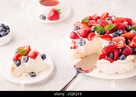 Deliziosa torta Pavlova con fragola fresca e mirtillo, fuoco selettivo Foto Stock