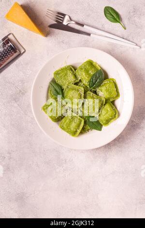 Ravioli con spinaci e parmigiano, fuoco selettivo. Foto Stock