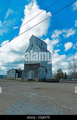 Abbandonato fattoria grano deposito elevatore edificio in città. Battle Lake Minnesota USA Foto Stock