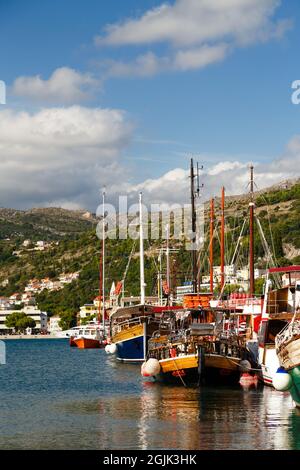 Dubrovnik, Croazia - Ottobre, 10 2019: Barche in legno per gite in barca di un giorno ancorate al porto di Gruz a Dubrovnik, mare Adriatico. Giorno di sole luminoso, trave Foto Stock