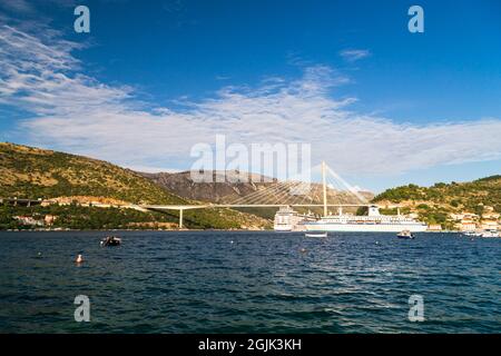 Dubrovnik, Croazia - Ottobre 10 2019: Navi da crociera semestri in mare World Odyssey e MSC ormeggiate al porto di Gruz a Dubrovnik, sotto il ponte Franjo Tudjman, mare Adriatico. Giorno di sole luminoso, concetto di viaggio Foto Stock