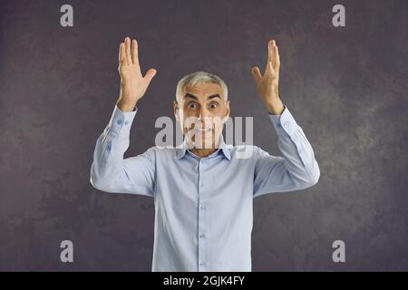 Ritratto di stupito uomo di mezza età si sentono scioccati sorpreso Foto Stock