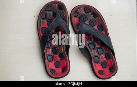 usato vecchio sandalo rosso nero a fuoco selettivo Foto Stock