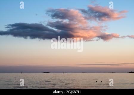 Al tramonto si illuminano le nuvole sopra il Mar Baltico. Liuskasaari, Helsinki. Foto Stock