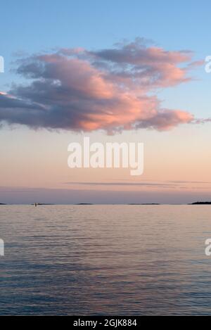 Al tramonto si illuminano le nuvole sopra il Mar Baltico. Liuskasaari, Helsinki. Foto Stock