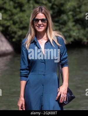 Elisabetta Pellini, modella e attrice italiana, arriva all'Hotel Excelsior durante il 78° festival cinematografico di Venezia. Foto Stock