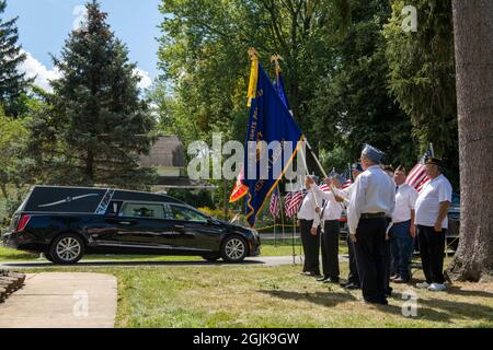 210908-N-AT101-0077 (dal 8, 2021) BERLIN HEIGHTS, Ohio — i membri della Berlin Heights American Legion pagano gli onorificenza durante l'arrivo di Hospital Corpsman III Classe Maxton W. i resti di Soviak alla Morman-Hinman Tanner Funeral Home, 8 settembre 2021. Soviak, che è stato ucciso il 26 agosto durante un attacco alla porta dell'Abbazia dell'aeroporto internazionale Hamid Karzai di Kabul, in Afghanistan, mentre sosteneva l'operazione Allies Refuge, è stato premiato con il distintivo di guerra del corpo della forza marina del Purple Heart and Fleet per il suo coraggioso servizio mentre è stato dispiegato in Afghanistan con il 1° reggimento marino, 1° Divisione Marina. (STATI UNITI Foto Stock