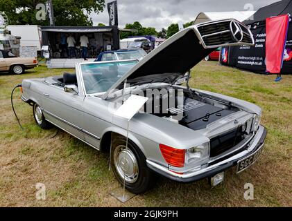 Una Mercedes Benz R107 SL 1975, completamente restaurata, che gestisce un moderno apparato propulsore elettrico tramite cambio automatico, in mostra presso lo stand SLShop Foto Stock