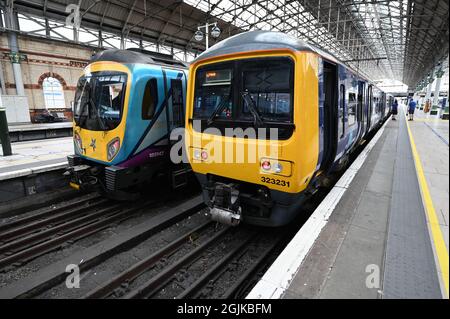 Treno passeggeri all'interno della stazione di Manchester Piccadilly. Foto Stock