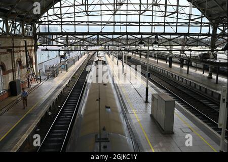 Le piattaforme della stazione all'interno della stazione di Manchester Piccadilly. Foto Stock