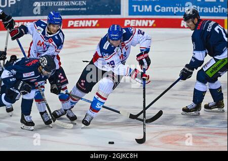 Straubing, Germania. 10 Settembre 2021. Hockey su ghiaccio: DEL, Straubing Tigers - Adler Mannheim, Hauptrude, 1. Spieltag, Eisstadion am Pulverturm. Denis Reul di Mannheim (M) sul puck. Credit: Armin Weigel/dpa/Alamy Live News Foto Stock