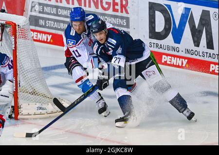 Straubing, Germania. 10 Settembre 2021. Hockey su ghiaccio: DEL, Straubing Tigers - Adler Mannheim, Hauptrude, 1. Spieltag, Eisstadion am Pulverturm. Ilari Melart (l) di Mannheim e Sandro Schönberger di Straubing lottano per il pugile. Credit: Armin Weigel/dpa/Alamy Live News Foto Stock