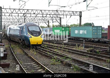 Un treno passeggeri Pendolino ad alta velocità che arriva a Manchester Piccadilly Foto Stock