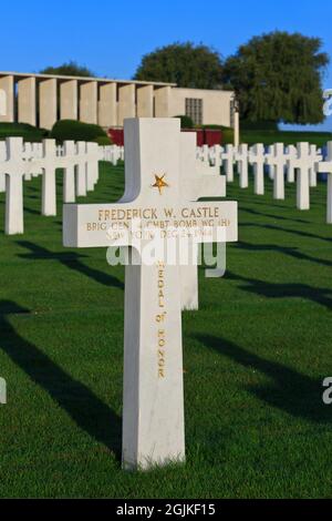 Tomba del generale Brigadier Frederick W. Castle (1908-1944), destinatario della Medaglia D'Onore, al cimitero e memoriale americano Henri-Chapelle in Belgio Foto Stock