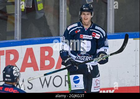 Straubing, Germania. 10 Settembre 2021. Hockey su ghiaccio: DEL, Straubing Tigers - Adler Mannheim, Hauptrude, 1. Spieltag, Eisstadion am Pulverturm. Giosuè Samanski di Straubing celebra dopo il suo obiettivo per 3:2 contro Mannheim. Credit: Armin Weigel/dpa/Alamy Live News Foto Stock